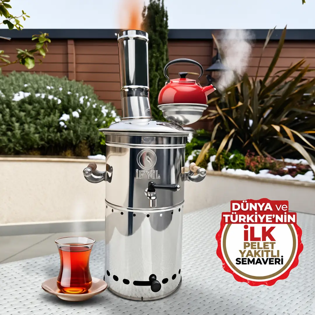 İfyıl pelet yakıtlı semaver, bahçede bir masanın üzerinde, yanında dolu bir bardak çay.